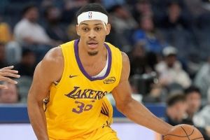 🙏美记：贝兹利的伤势看起来不妙 他的亮眼表现配得上重返NBA