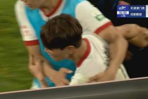 看不下去了！蓉城球迷赛后留言刷屏要求俱乐部为韦世豪发声