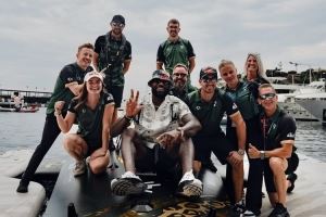 水上竞速🚤詹姆斯现身摩纳哥鼓励旗下E1赛艇队 与全队合影留念