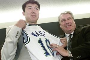 阿里纳斯：王治郅像这个时代的大个子 他是能投三分的中锋