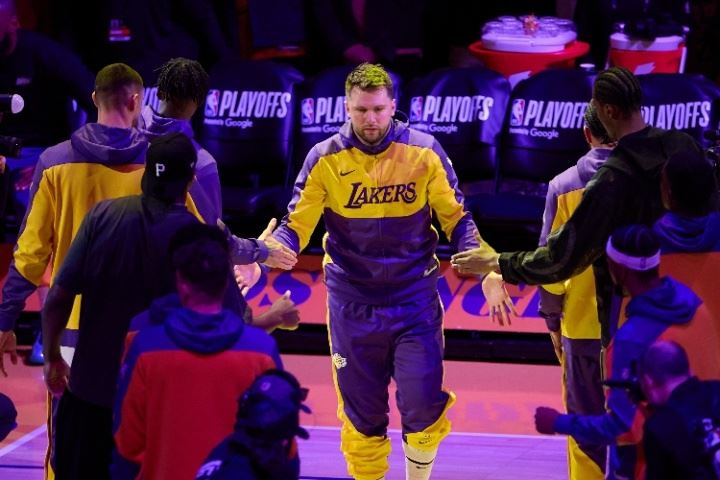 操碎了心~东契奇今年积极为湖人招募球员 帮助引进了艾顿&斯玛特