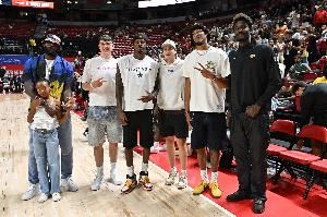 詹姆斯没发短信欢迎艾顿？弗莱和杰弗森：当初他也没给我们发🤣