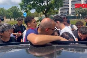 亲和力！孔德耐心为球迷签名+合影，停留超过10分钟