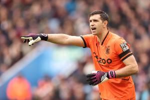 邮报：曼联尝试租借大马丁，遭到维拉方面的怀疑和秒拒