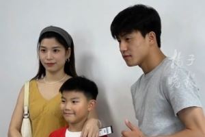 球场哭泣的盐城小球迷获赠签名球衣和足球，露出开心笑容