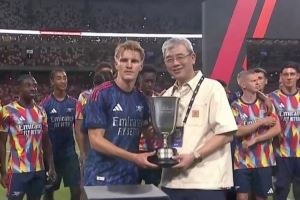友谊赛阿森纳1-0战胜AC米兰，队长厄德高接过冠军奖杯
