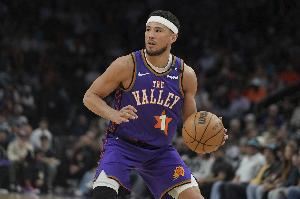 上赛季场均7.1助🤔队记：布克将在新赛季担任全职首发控卫