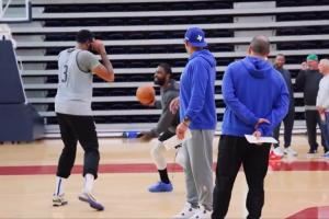 别闹伤还没好呢😂！欧文训练时想和浓眉单挑 被基德及时制止