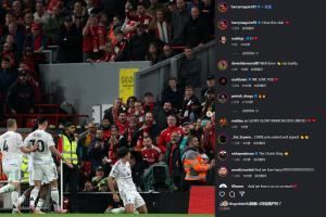 红魔心❤️马奎尔赛后晒滑跪庆祝照，配文：我爱这家俱乐部