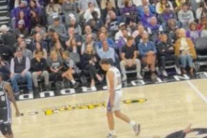 布朗尼都没得上！湖人轮换第9人是个双向😰现场球迷：这™谁啊