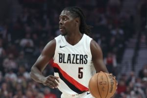 越老越妖！霍勒迪15投10中&三分7中4 无罚球砍下24+5+6